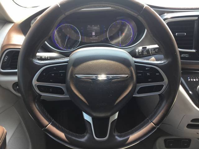 Used 2018 Chrysler Pacifica Touring-L w/ Premium Audio Group FWD image 15
