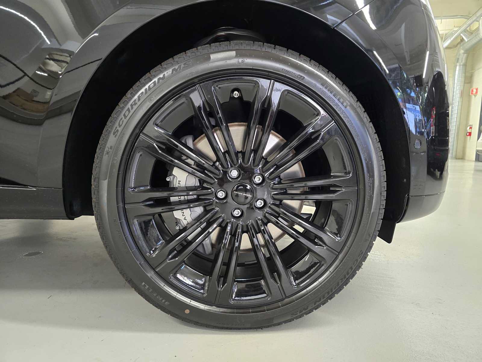 New 2026 Land Rover Range Rover Long Wheelbase SE AWD/4WD image 9