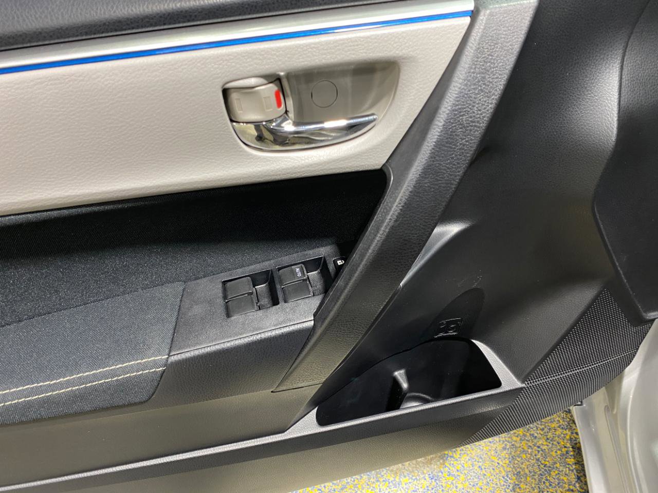 Used 2015 Toyota Corolla LE image 9