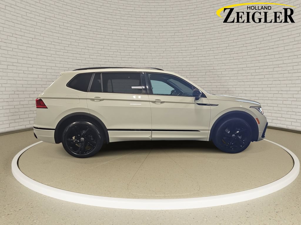 Used 2023 Volkswagen Tiguan SE R-Line AWD/4WD image 4