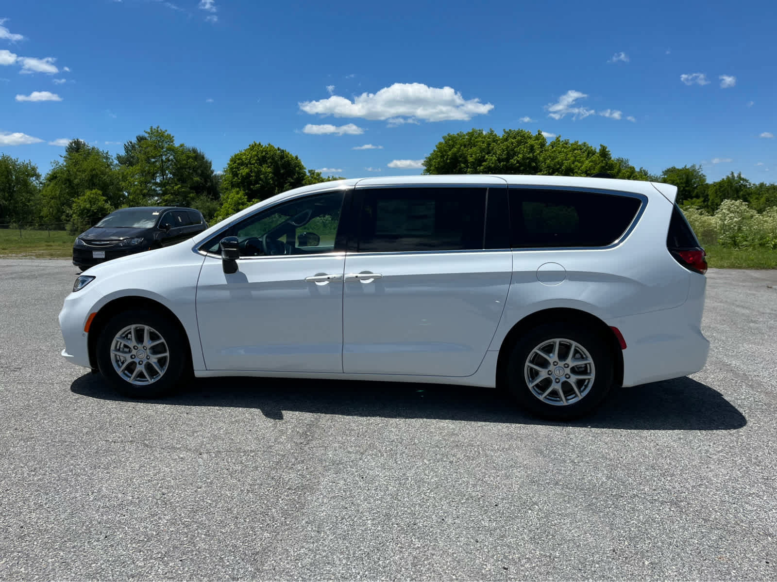 New 2026 Chrysler Pacifica Select FWD image 6