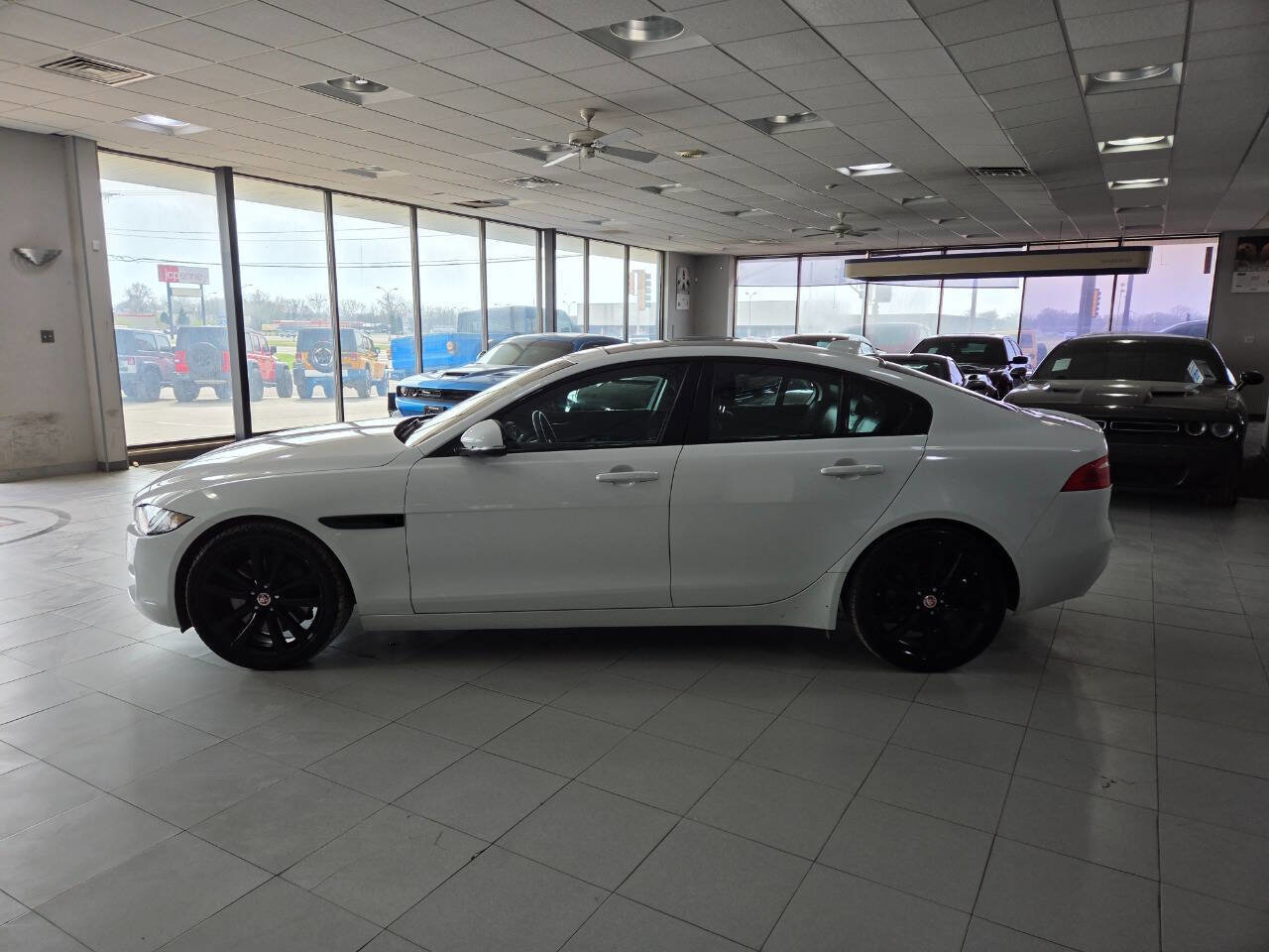 Used 2017 Jaguar XE Prestige RWD image 4