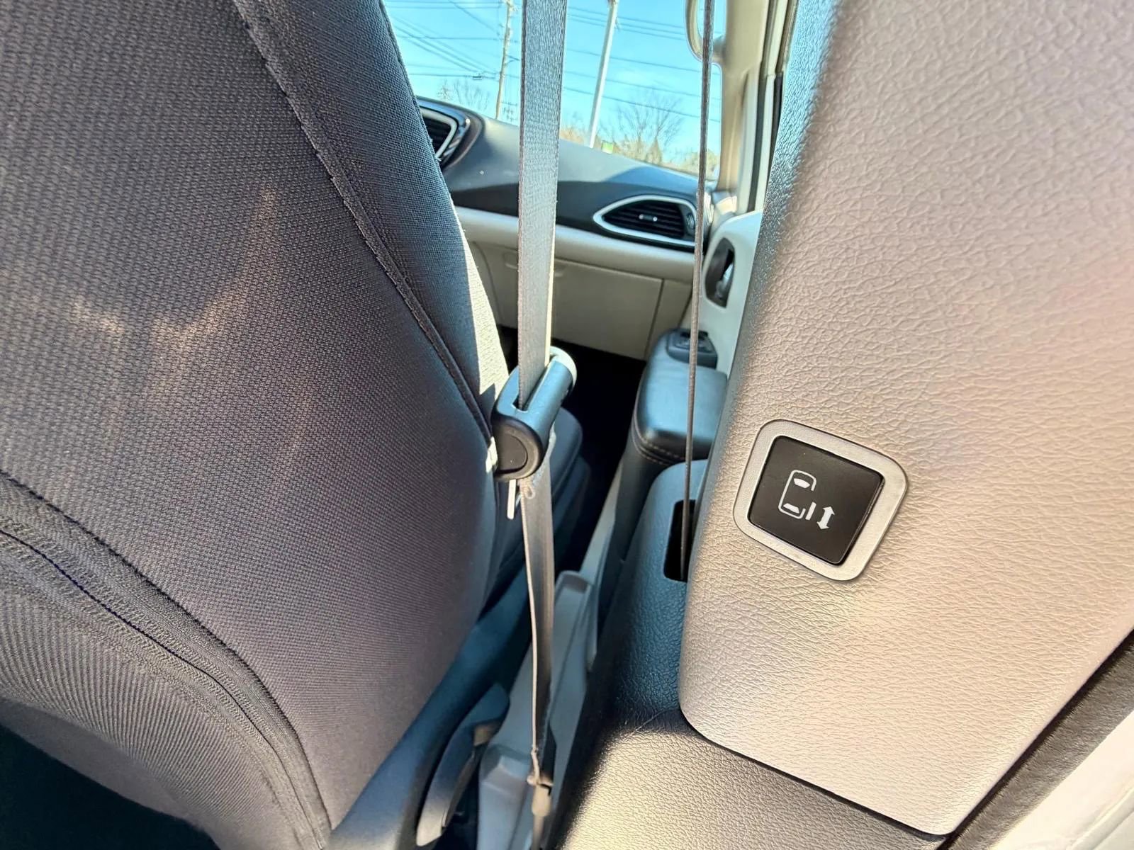 Used 2017 Chrysler Pacifica Touring w/ Tire & Wheel Group image 12