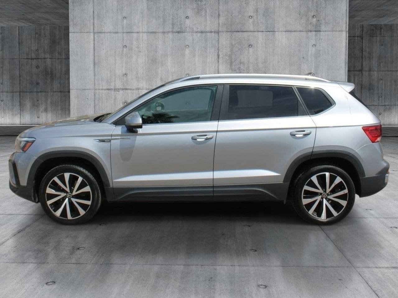 Used 2024 Volkswagen Taos SE FWD image 2