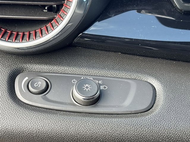 Certified 2025 Chevrolet Trax RS w/ Sunroof Package image 17