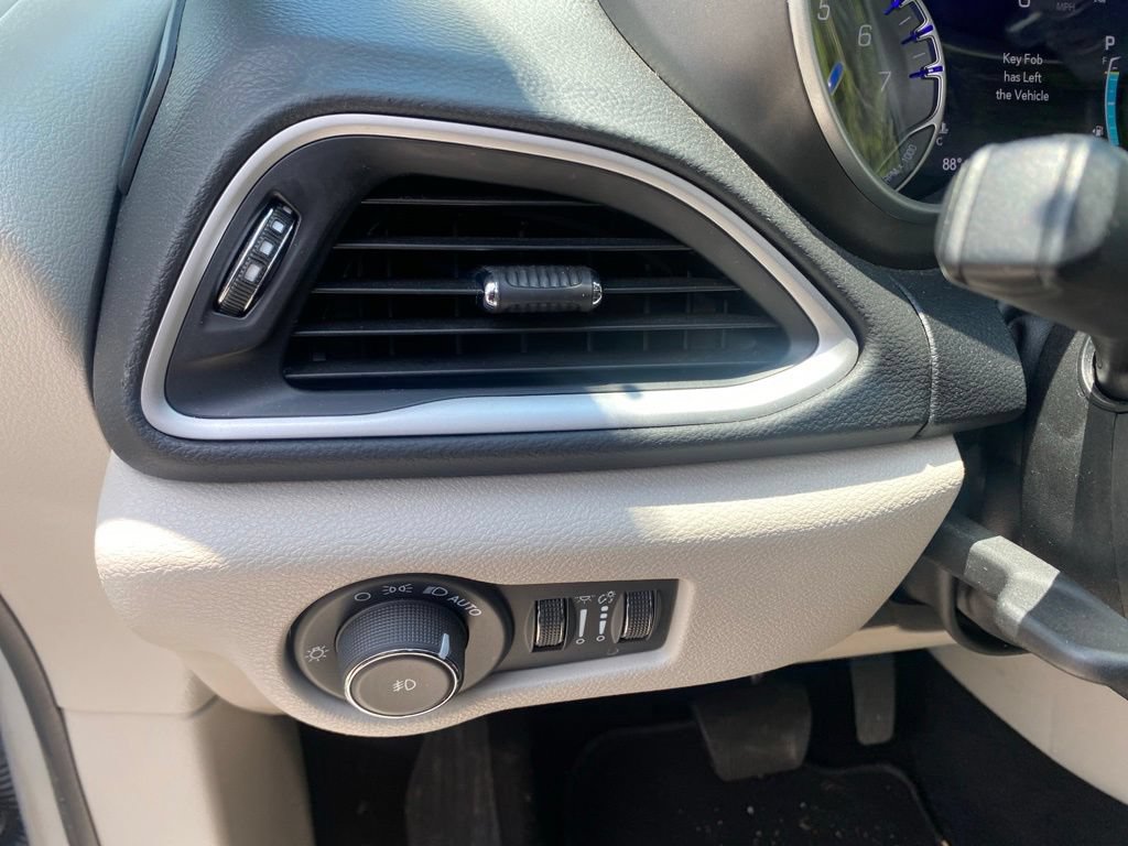 Used 2024 Chrysler Pacifica Touring-L FWD image 18