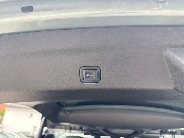 Used 2023 Chevrolet Suburban LT image 9