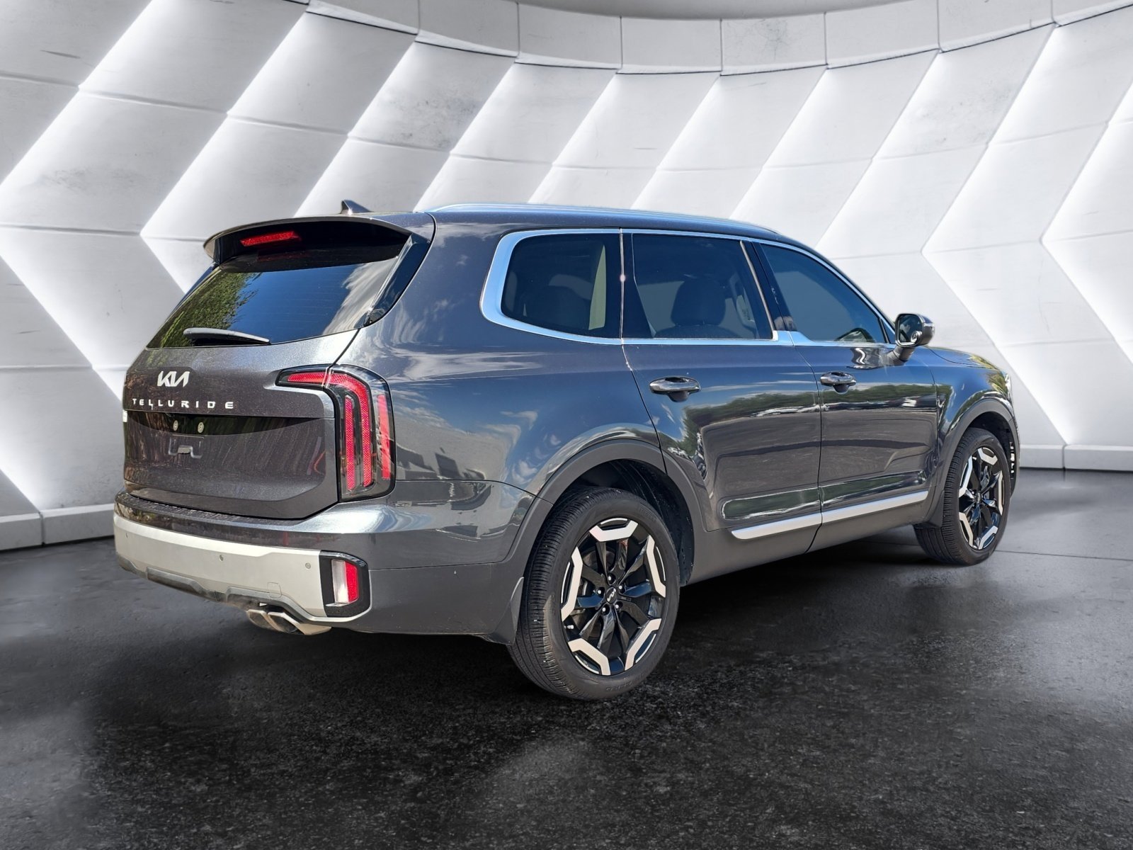 Used 2024 Kia Telluride EX w/ EX Captain's Chair Package image 5