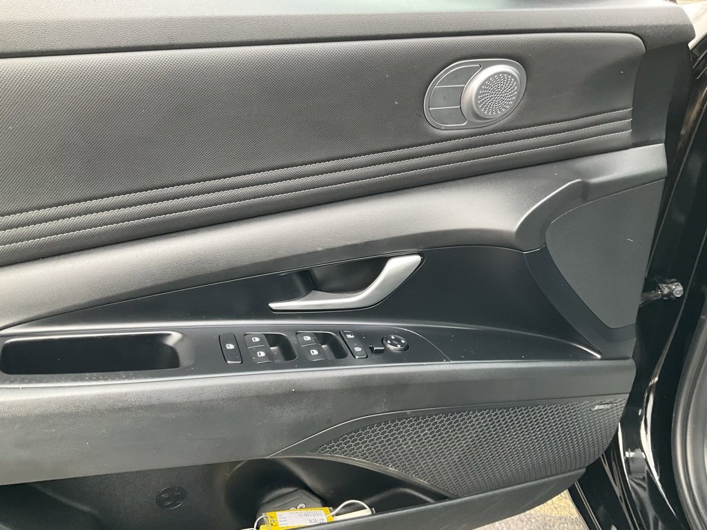 Used 2023 Hyundai Elantra Limited image 17