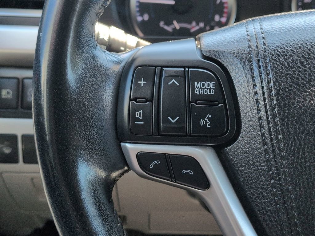 Used 2017 Toyota Highlander Plus AWD/4WD image 13