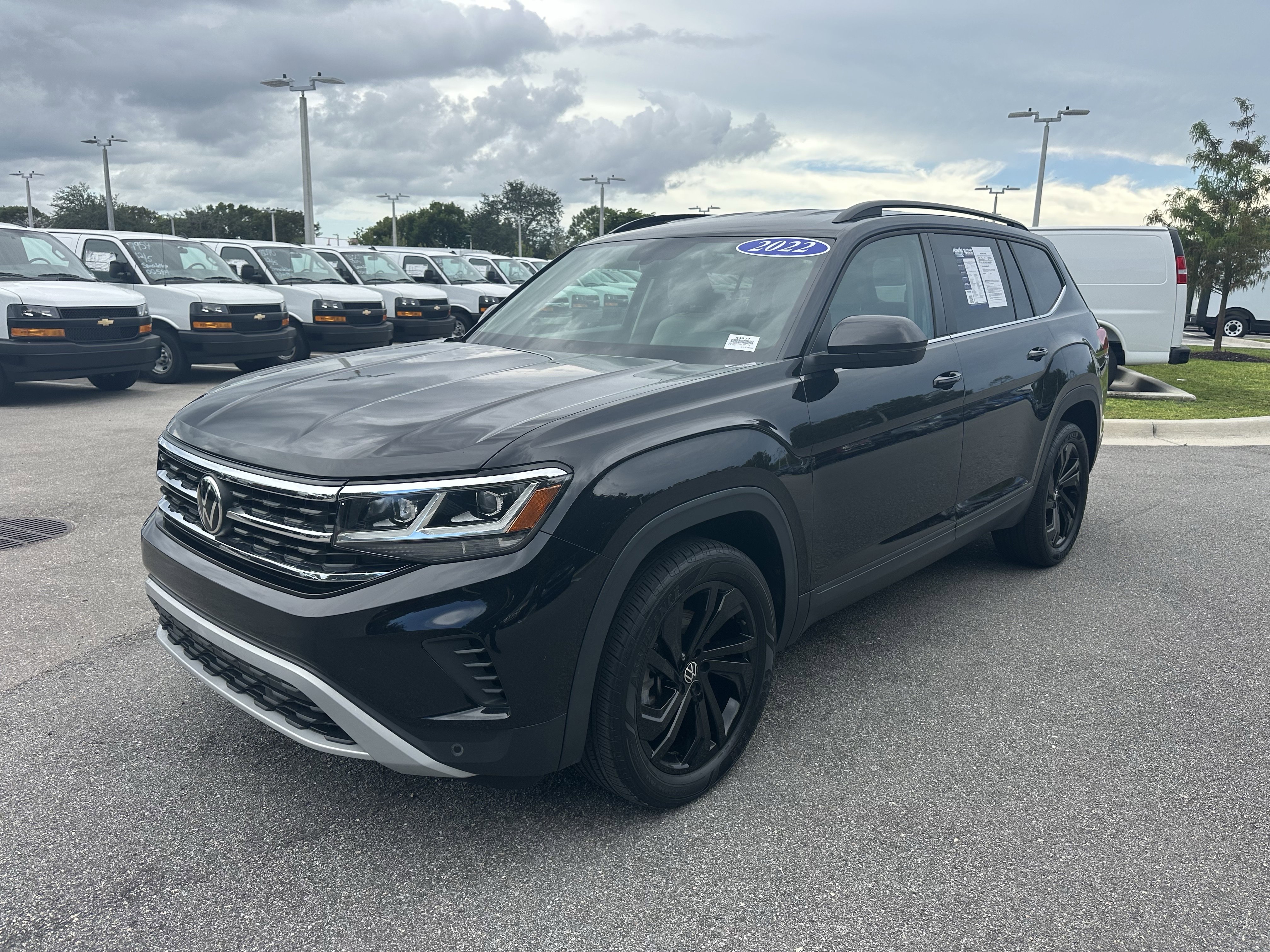Used 2022 Volkswagen Atlas SE w/ Black Wheel Package image 3