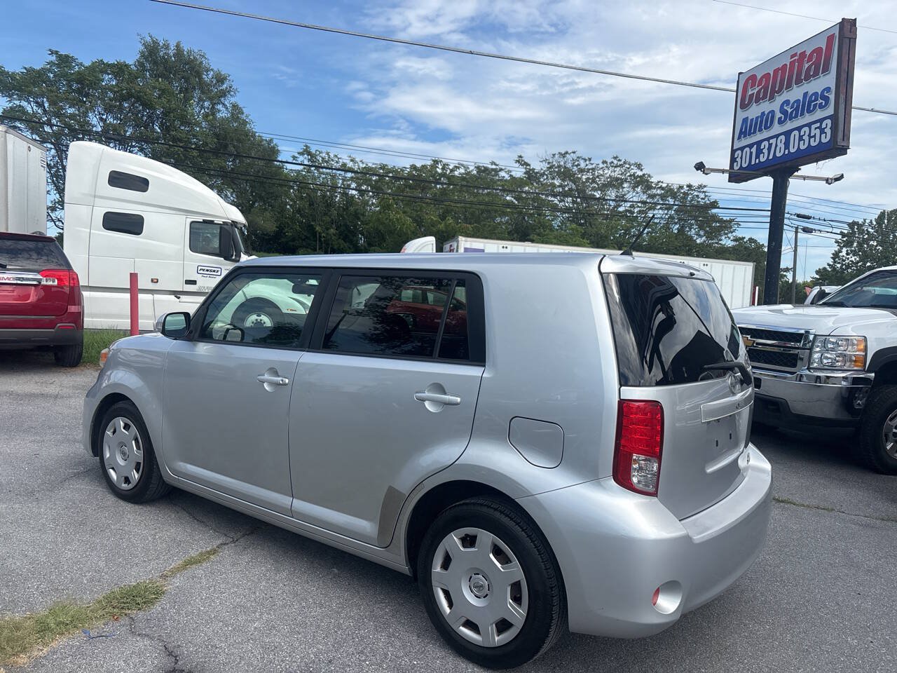 Used 2011 Scion xB FWD image 13