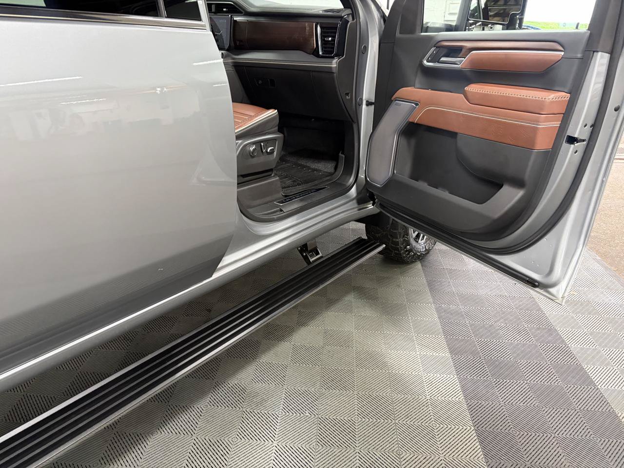Used 2025 GMC Sierra 3500 Denali Ultimate AWD/4WD image 18