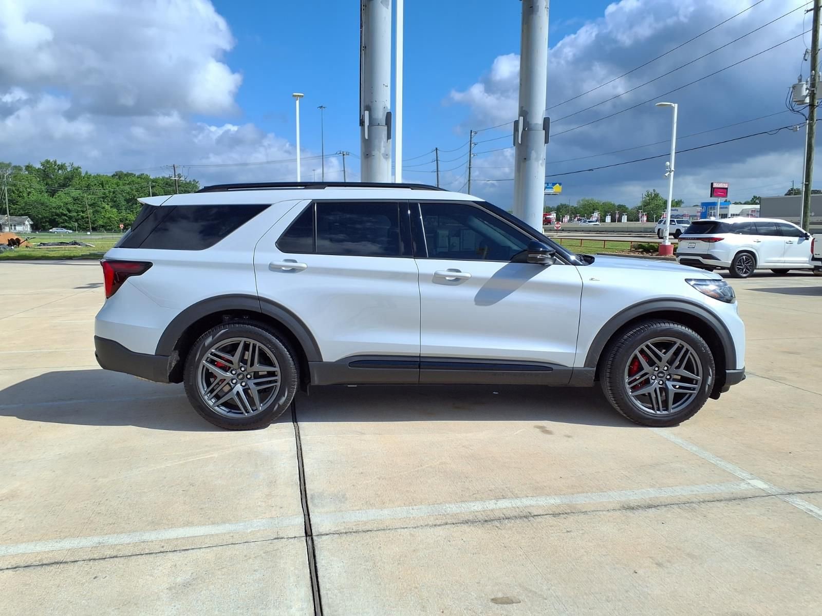 Used 2026 Ford Explorer ST-Line w/ ST-Line Street Pack RWD image 5