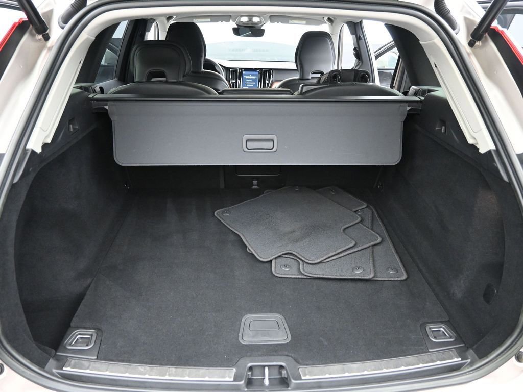 Certified 2023 Volvo XC60 B5 Plus image 18