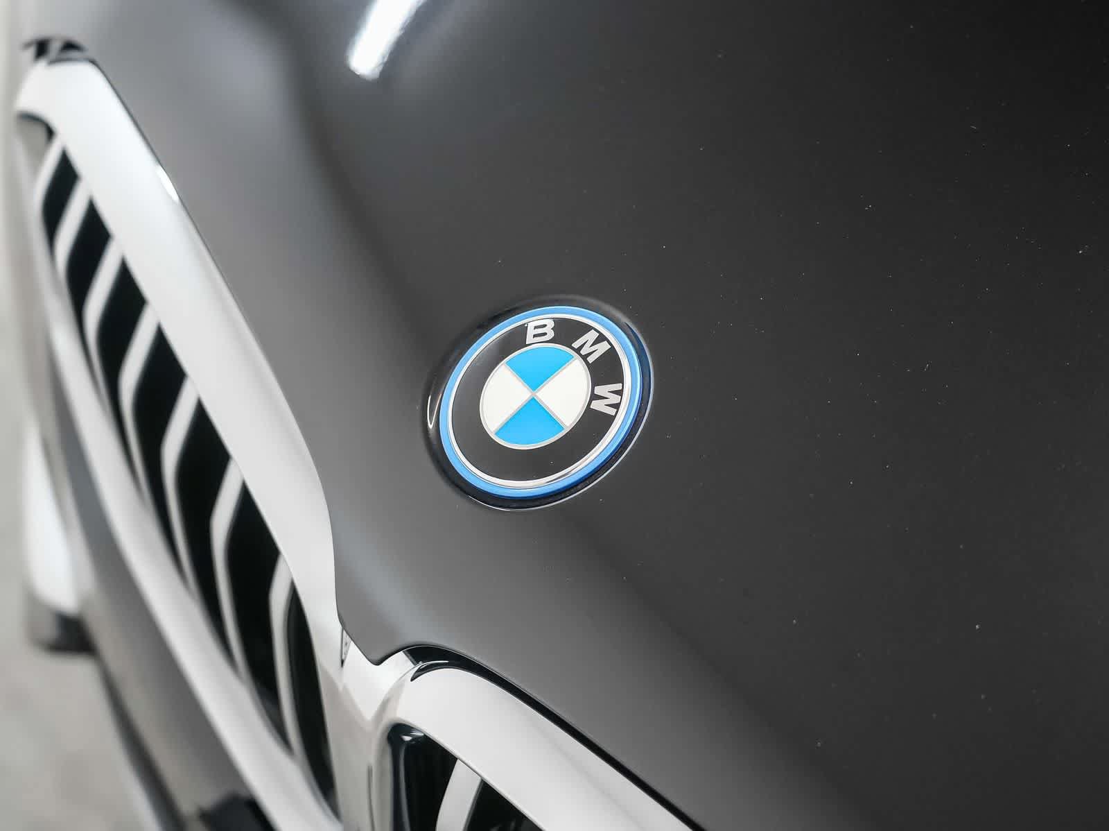 Used 2022 BMW X5 xDrive45e w/ Parking Assistance Package AWD/4WD image 12