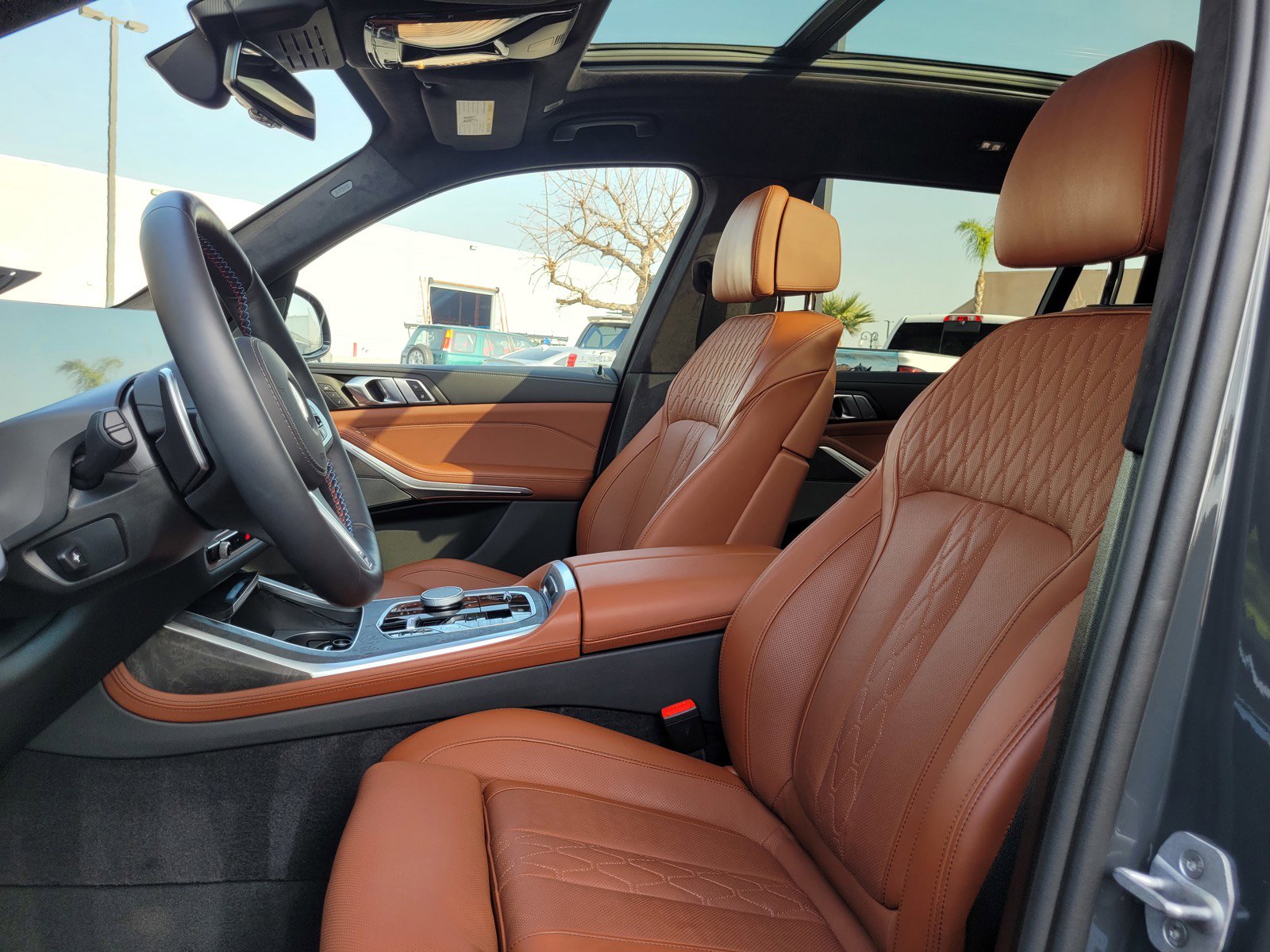 Used 2025 BMW X7 M60i w/ Climate Comfort Package image 10