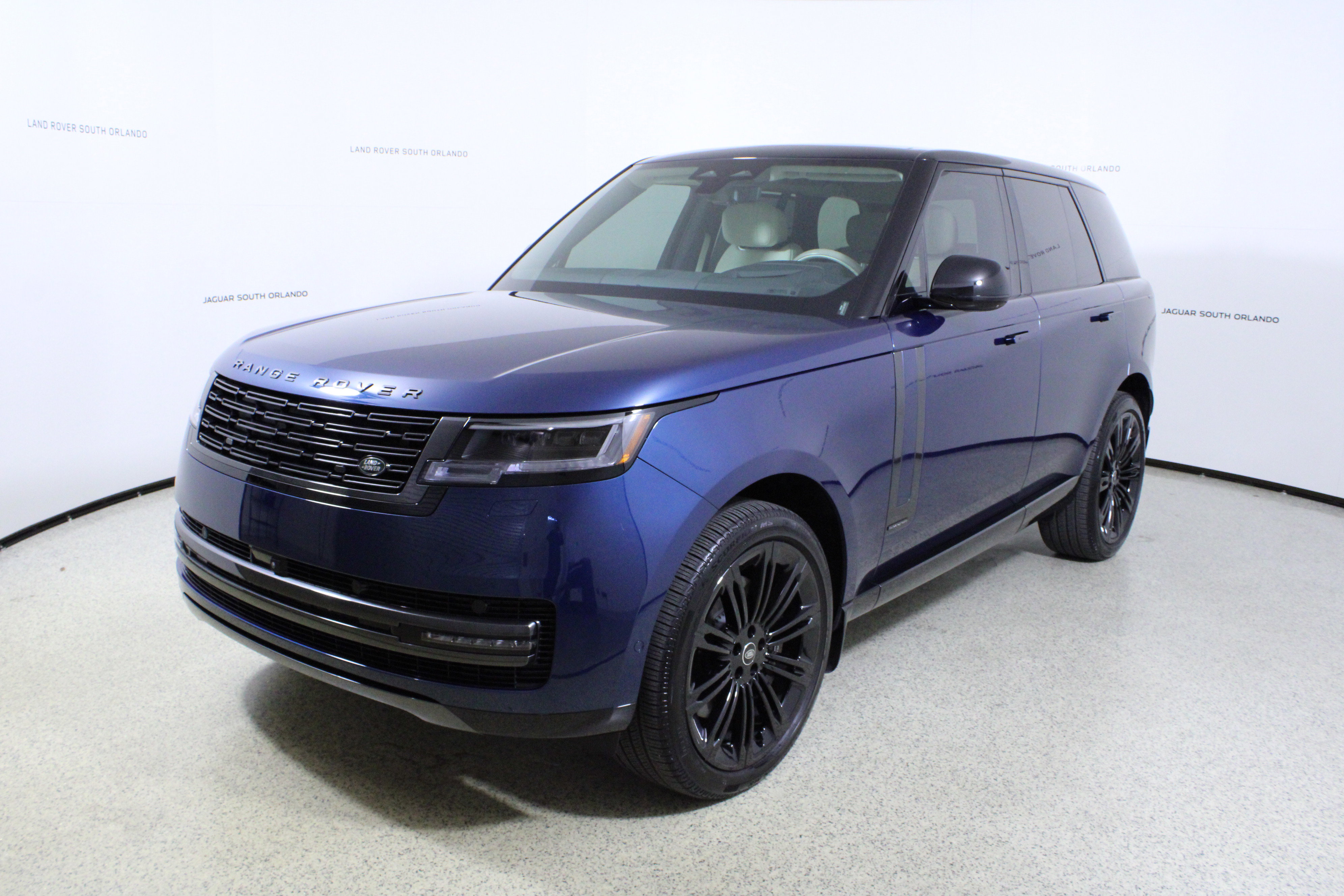 Used 2025 Land Rover Range Rover Autobiography image 4