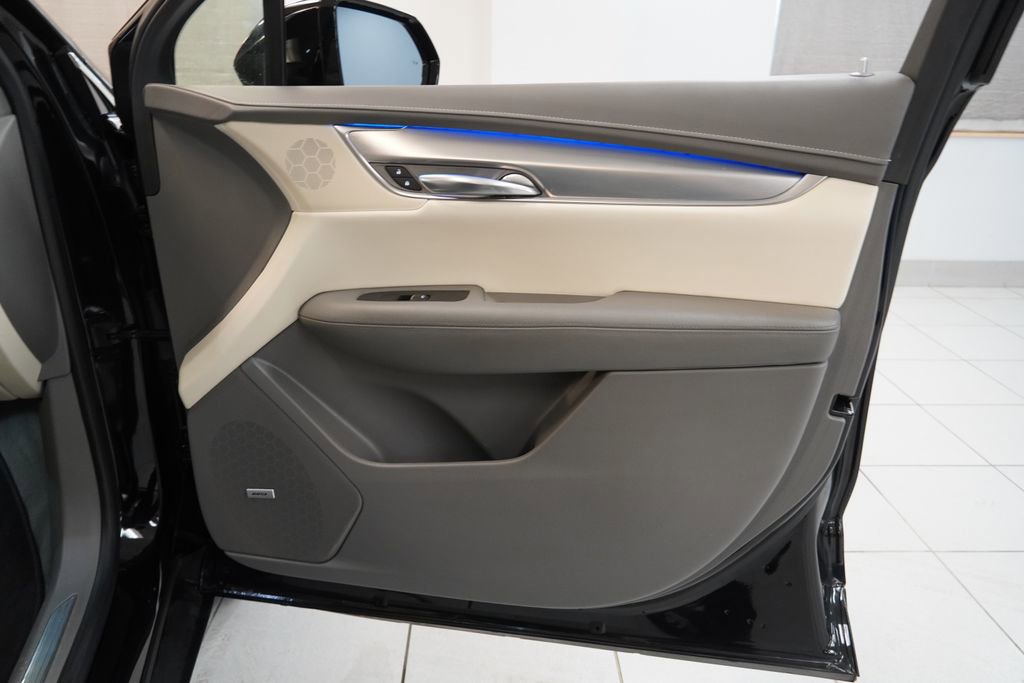 Used 2017 Cadillac XT5 Premium Luxury w/ Advanced Security Package AWD/4WD image 33