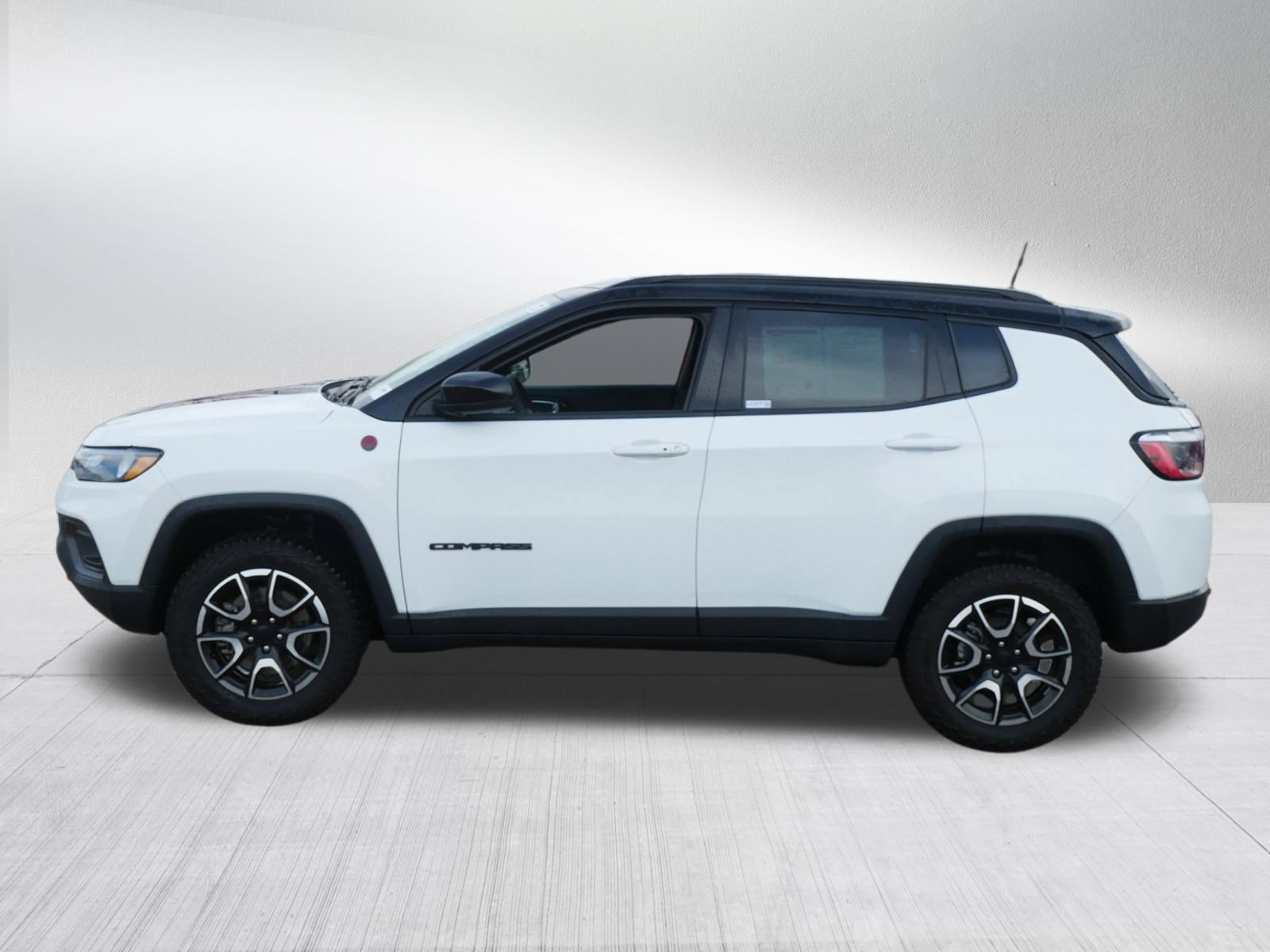 Used 2024 Jeep Compass Trailhawk image 4