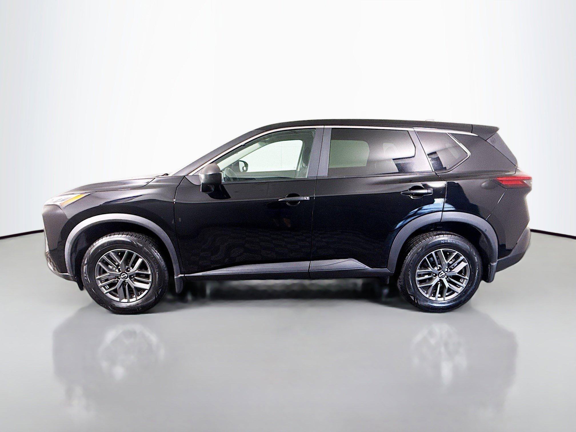 Used 2023 Nissan Rogue S FWD image 6