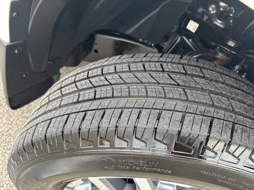 Used 2024 Nissan Frontier SL w/ Technology Package image 18