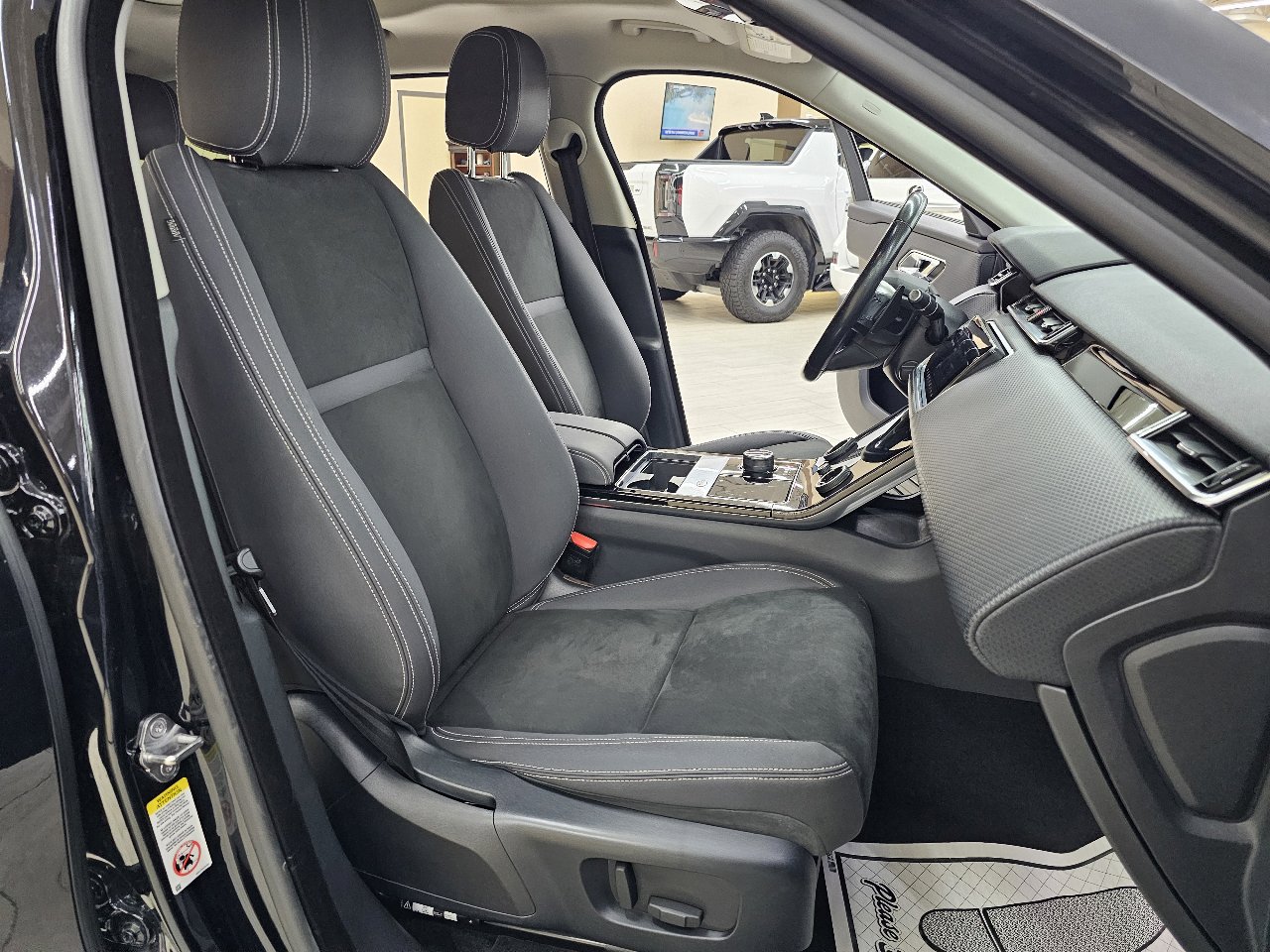 Used 2018 Land Rover Range Rover Velar image 18