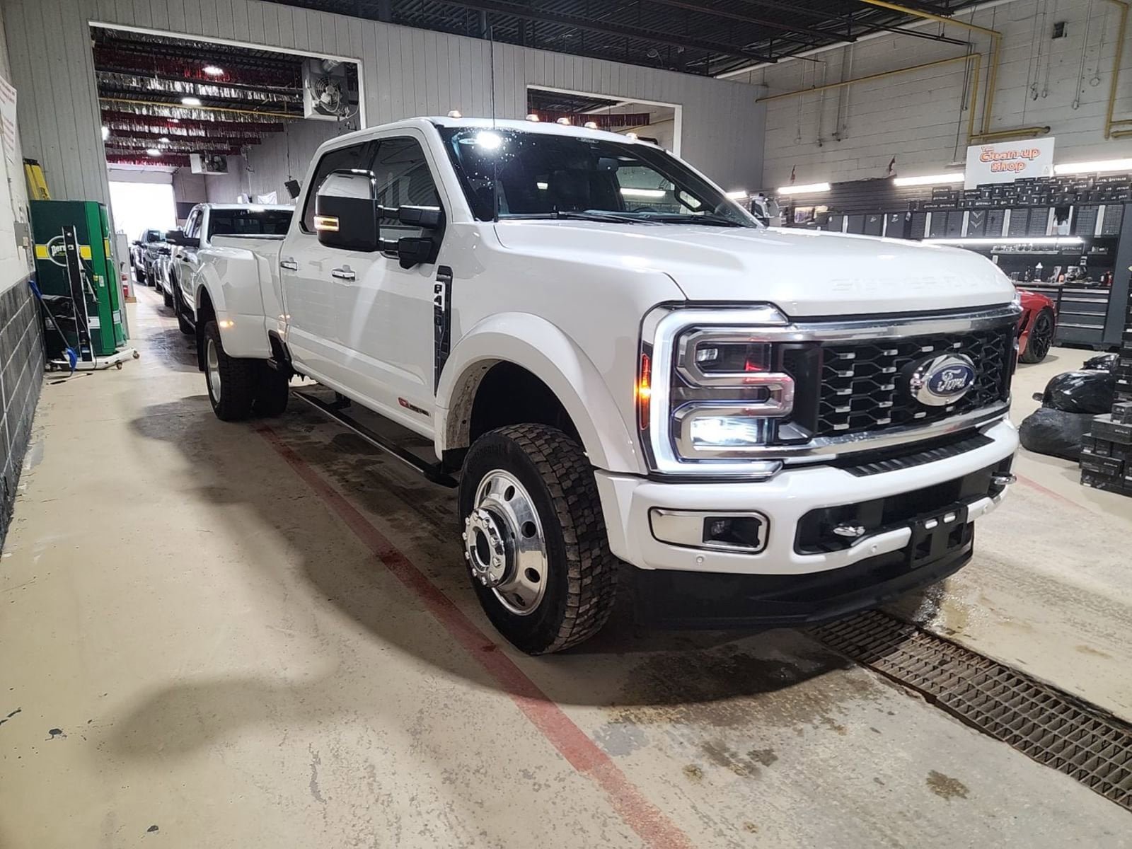 Used 2024 Ford F450 Platinum w/ FX4 Off-Road Package AWD/4WD image 5
