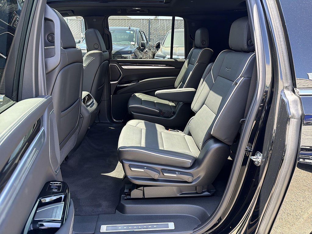 Used 2026 Cadillac Escalade ESV Luxury RWD image 25