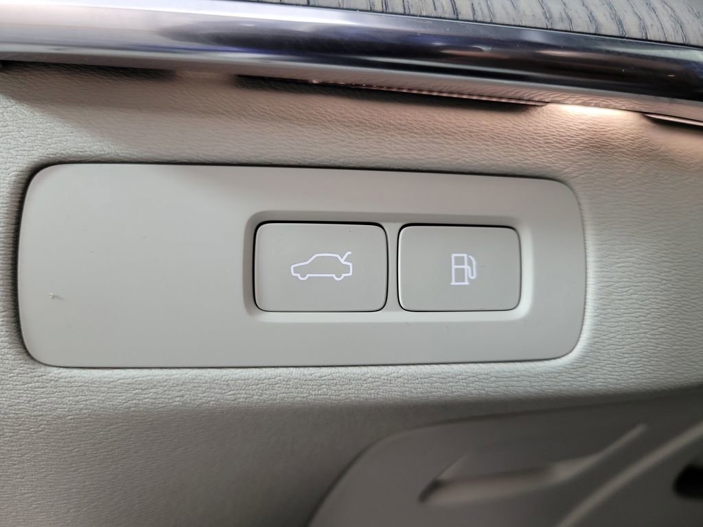 Certified 2024 Volvo XC90 T8 Plus AWD/4WD image 30