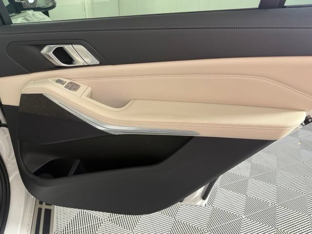Used 2022 BMW X7 xDrive40i w/ Premium Package AWD/4WD image 27