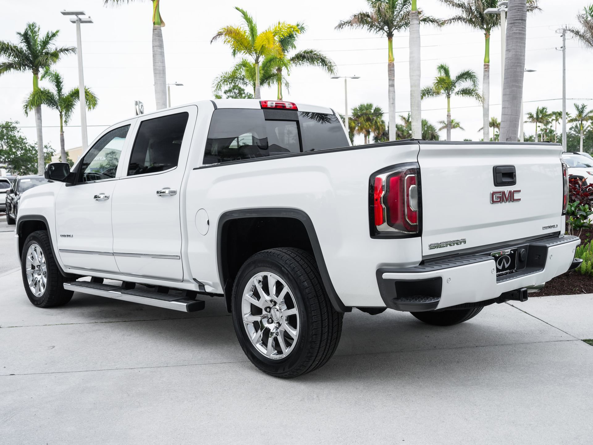 Used 2016 GMC Sierra 1500 Denali w/ Enhanced Driver Alert Package AWD/4WD image 25
