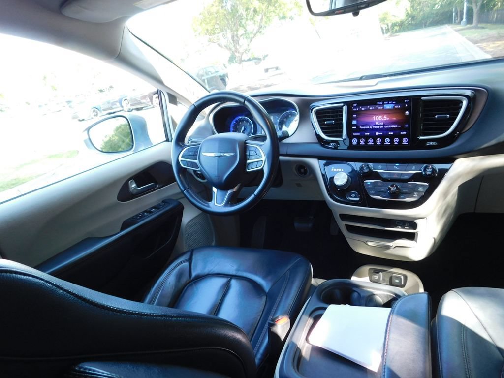 Used 2017 Chrysler Pacifica Touring-L w/ Tire & Wheel Group FWD image 6