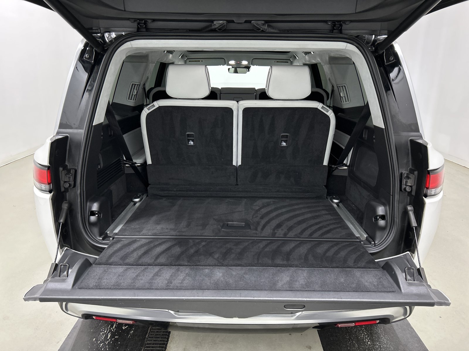 Used 2024 Rivian R1S Adventure AWD/4WD image 15