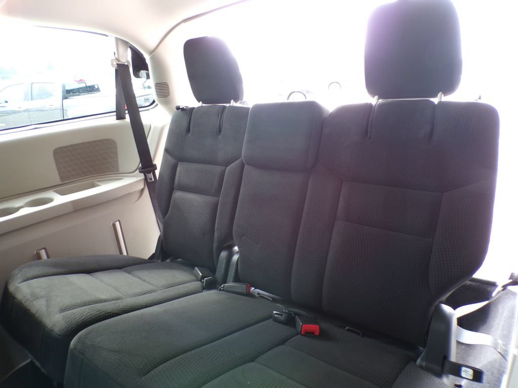 Used 2018 Dodge Grand Caravan SE w/ UConnect Hands-Free Group FWD image 16