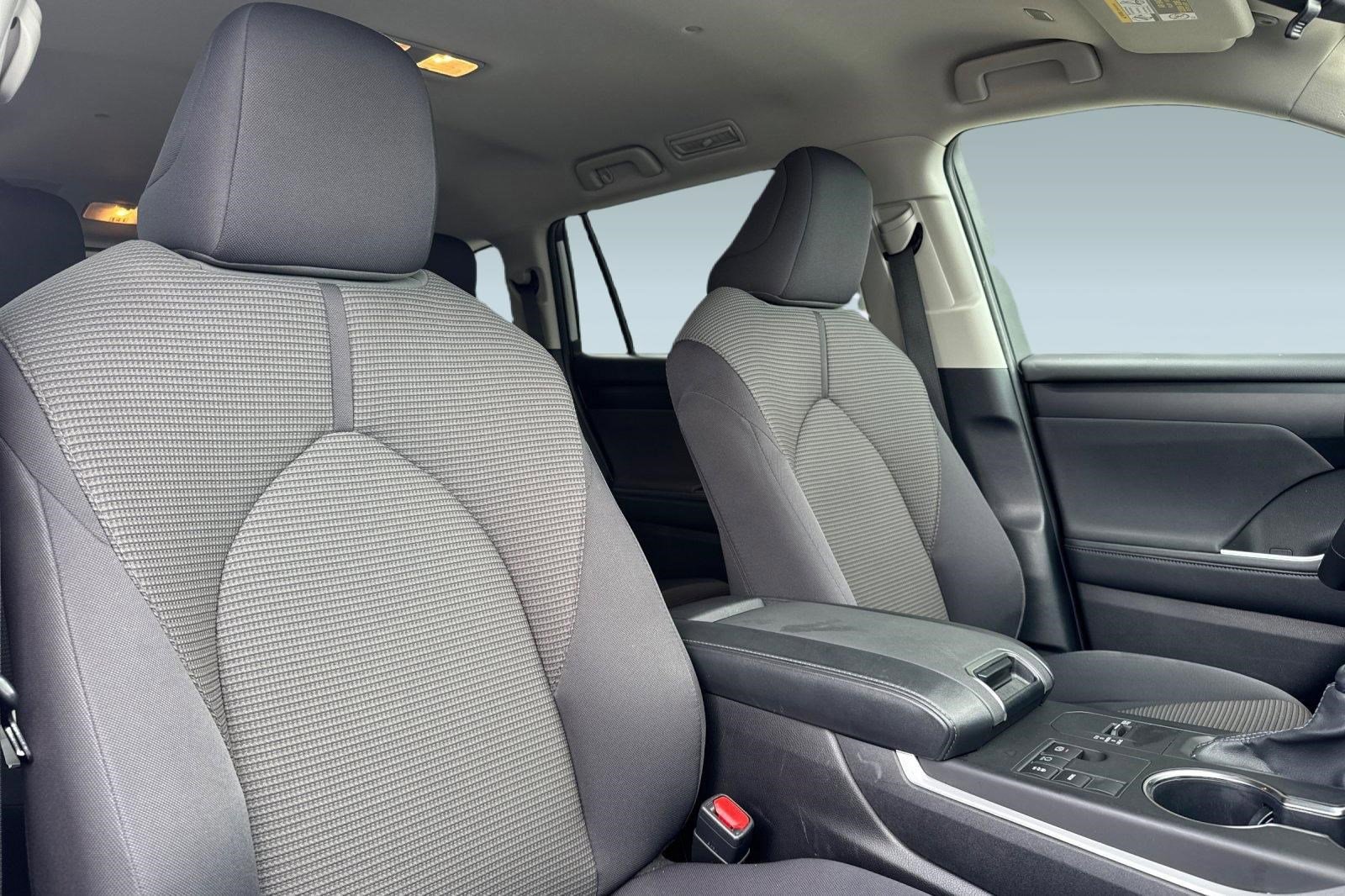 Used 2025 Toyota Highlander LE image 31