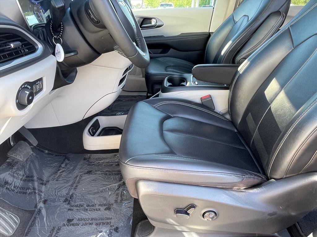 Used 2024 Chrysler Pacifica Touring-L FWD image 21
