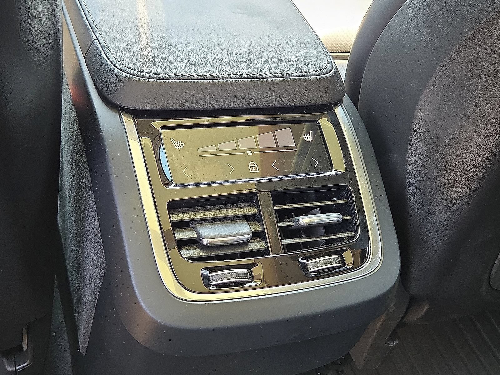 Used 2023 Volvo XC90 B6 Ultimate w/ Protection Package Premier AWD/4WD image 17