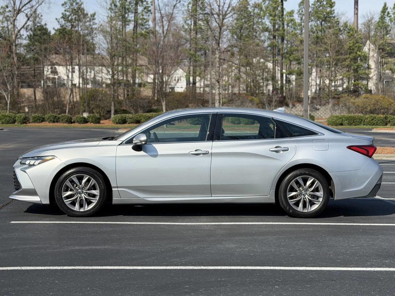 Used 2019 Toyota Avalon XLE w/ Moonroof Package FWD image 4