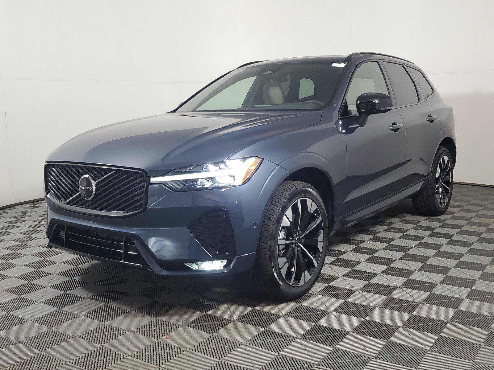 New 2027 Volvo XC60 B5 Plus AWD/4WD image 3