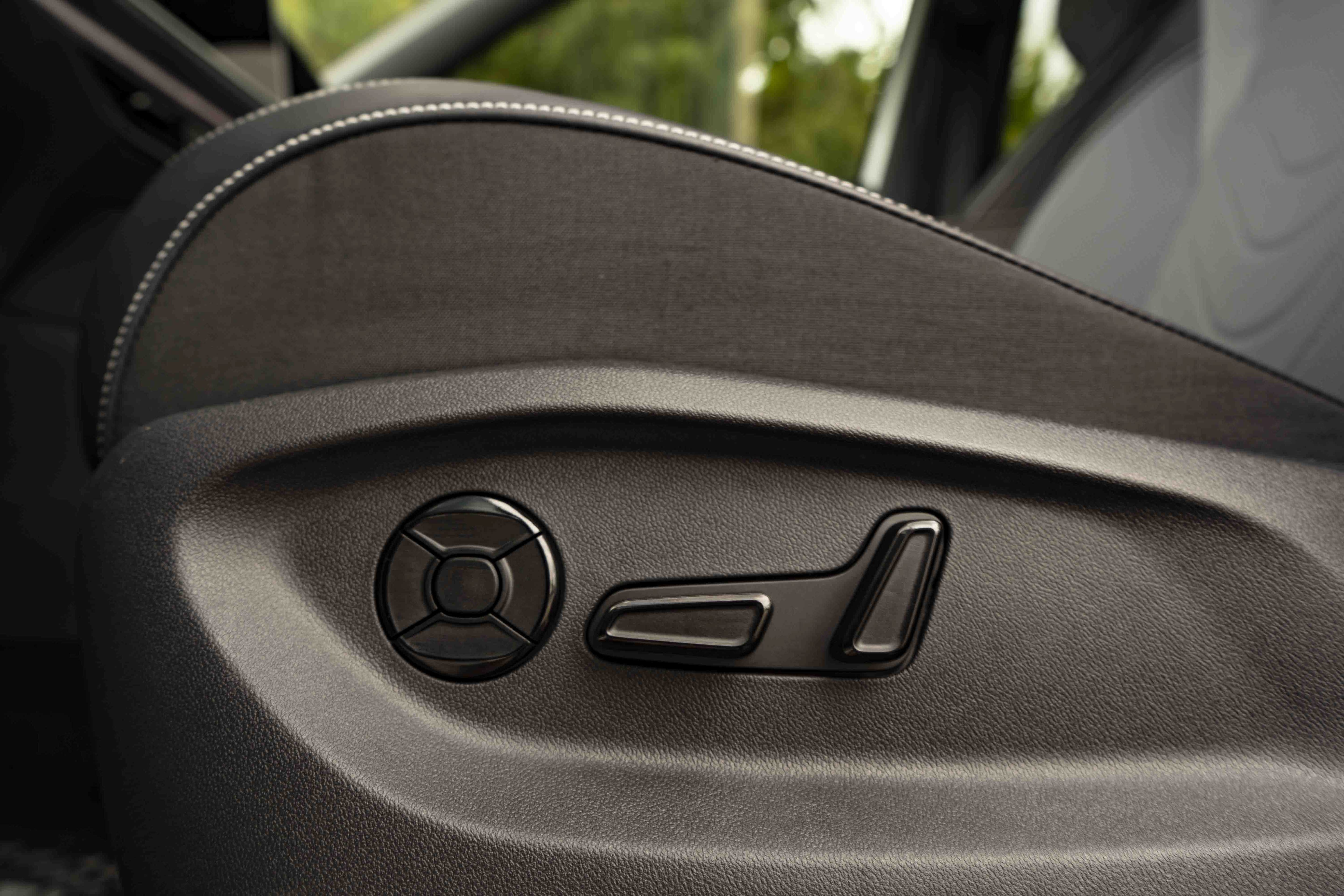 Certified 2026 Volkswagen Tiguan SE R-Line FWD image 35