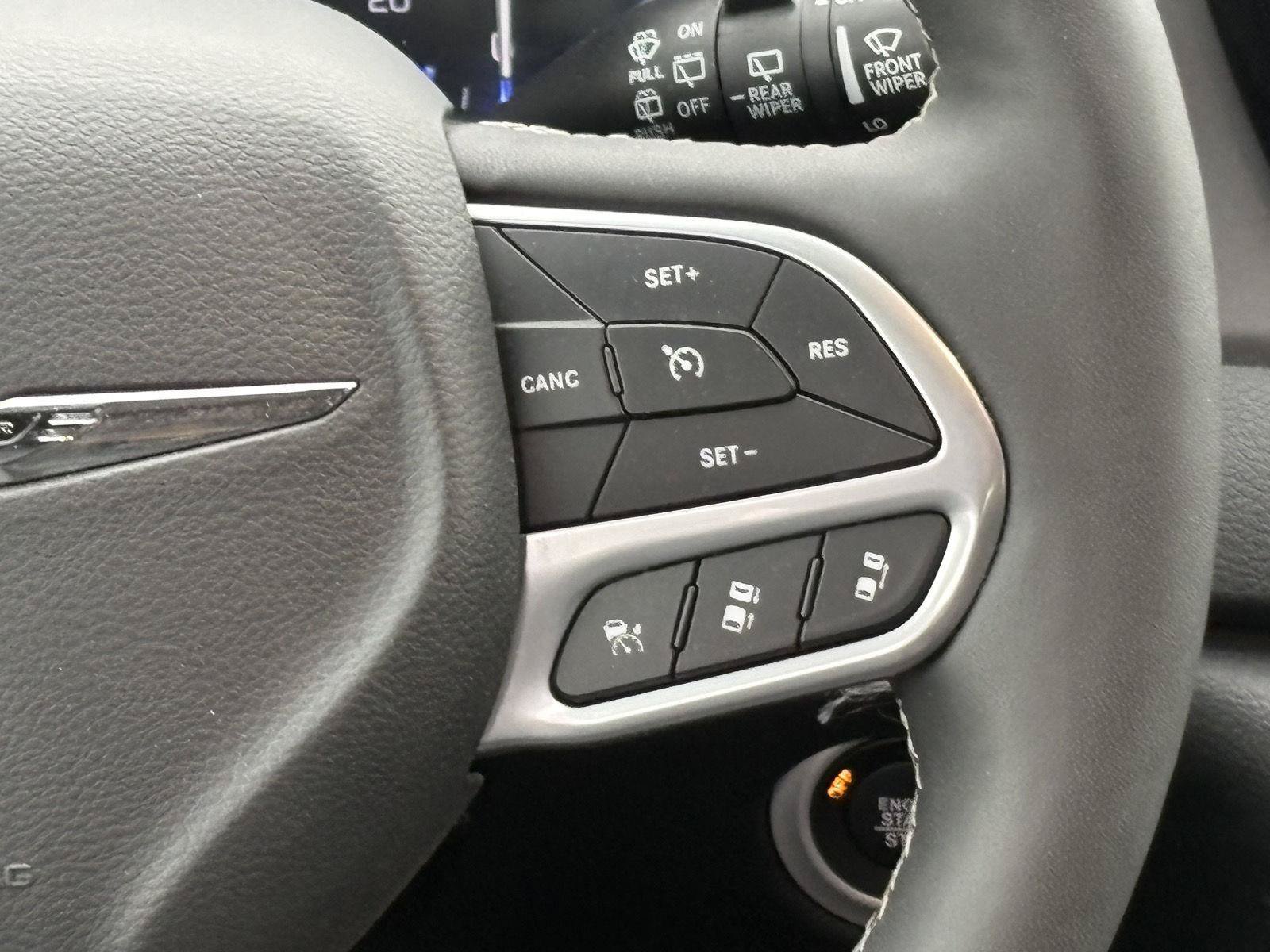 Used 2025 Chrysler Pacifica Select FWD image 11