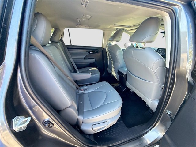 Used 2022 Toyota Highlander XLE image 28