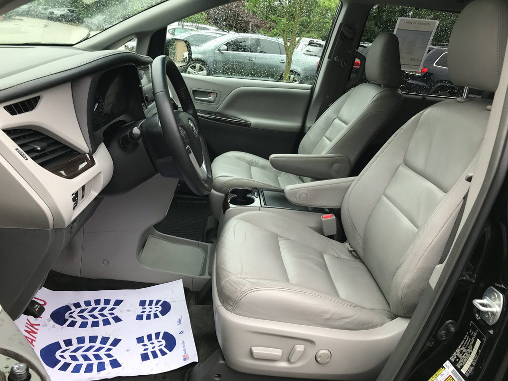 Used 2017 Toyota Sienna XLE FWD image 23