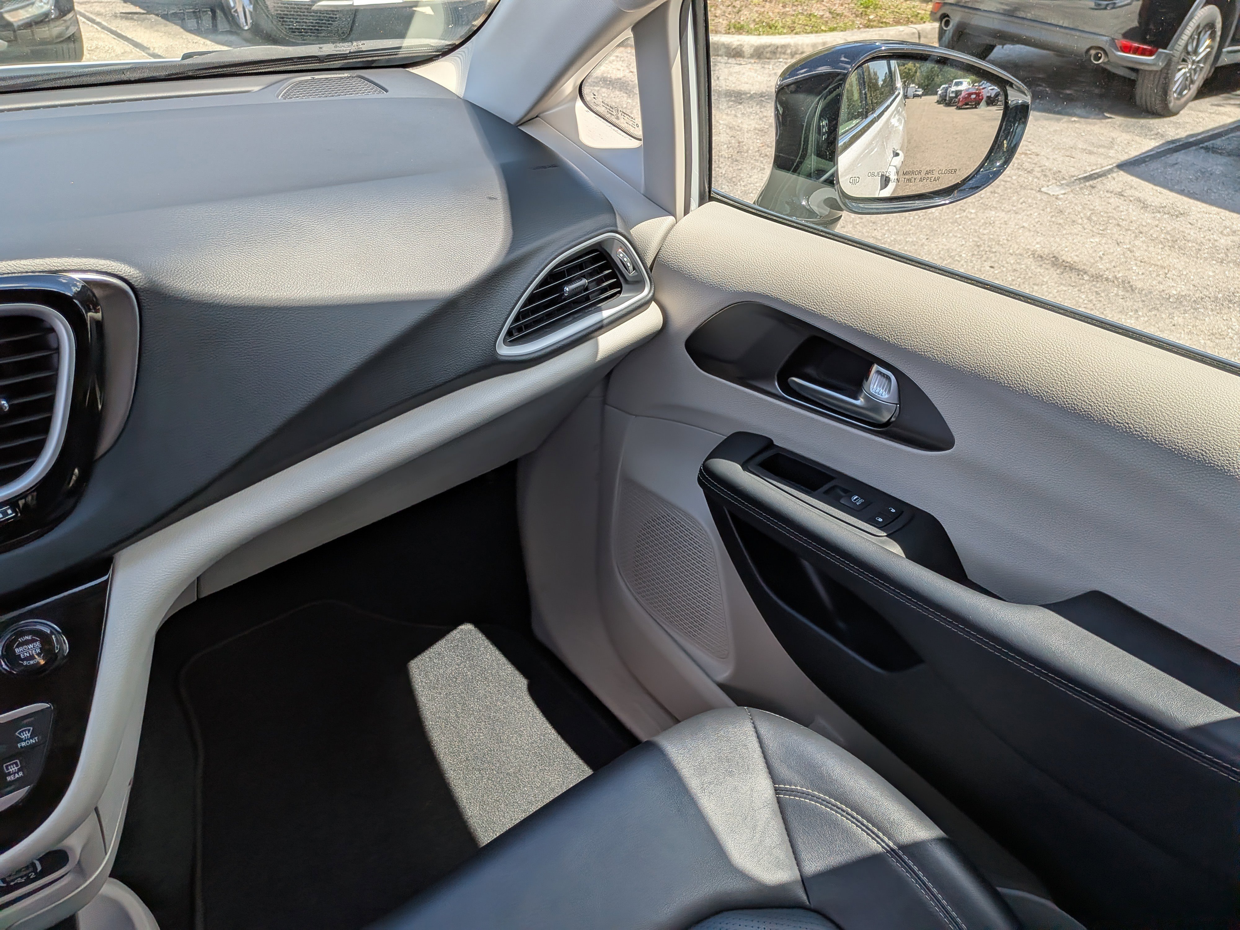 Used 2024 Chrysler Pacifica Touring-L image 19
