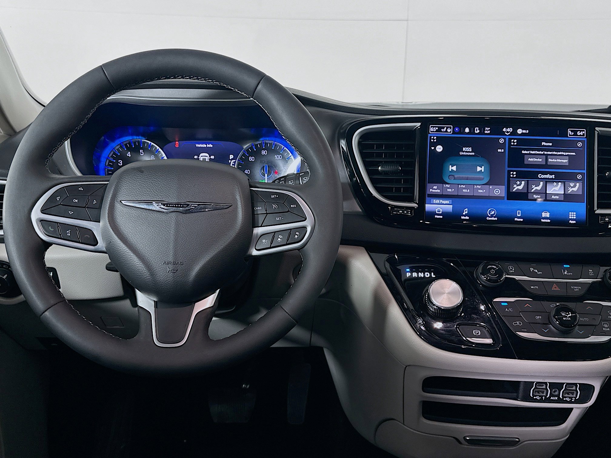 Used 2024 Chrysler Pacifica Touring-L image 18