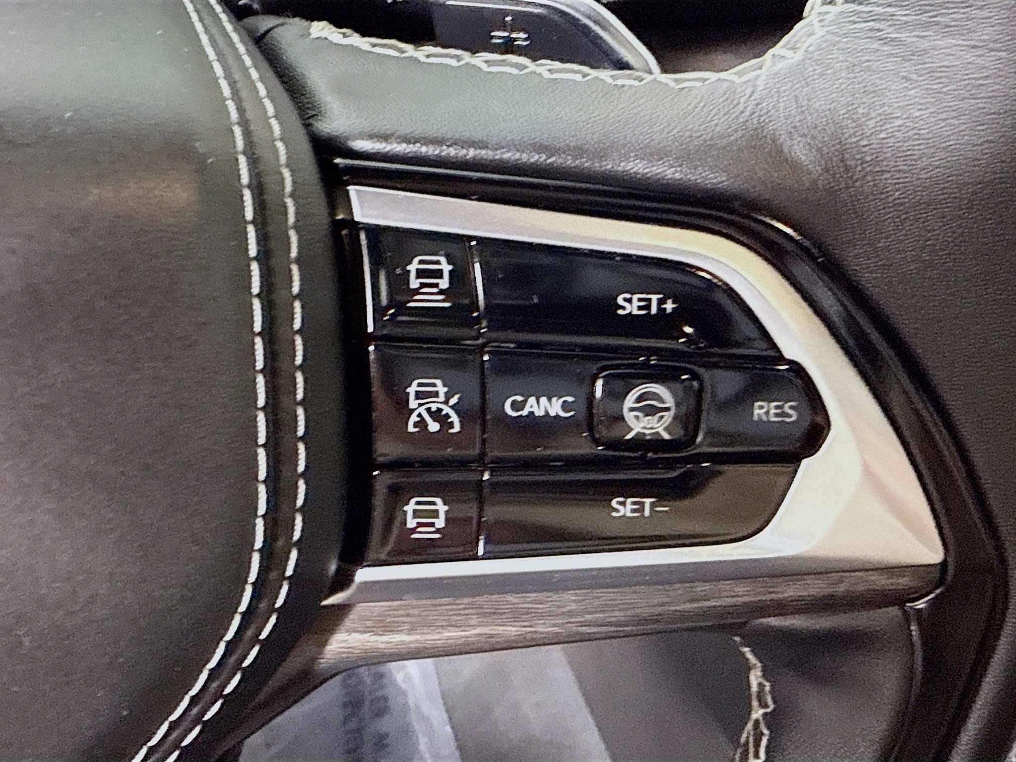 Used 2023 Jeep Grand Cherokee Overland w/ Advanced Protech Group III image 15