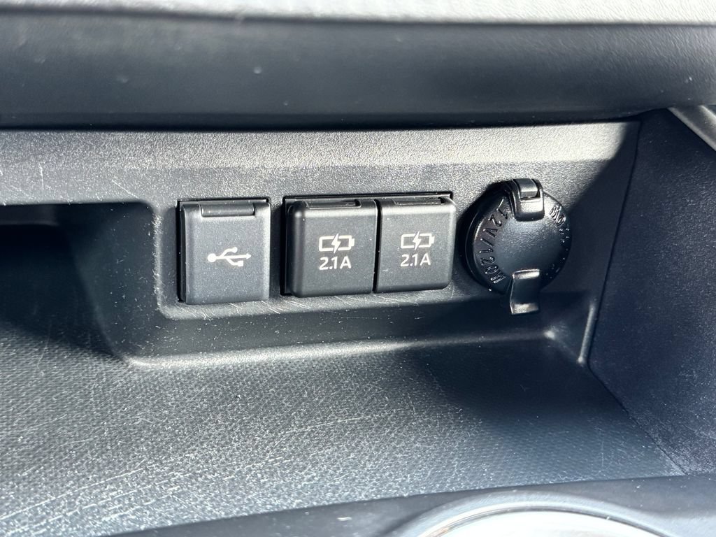 Used 2020 Toyota Highlander LE AWD/4WD image 28