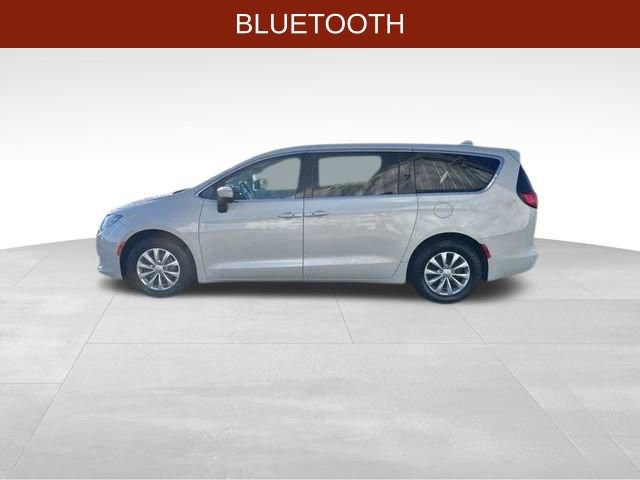 Used 2017 Chrysler Pacifica Touring w/ Tire & Wheel Group FWD image 4