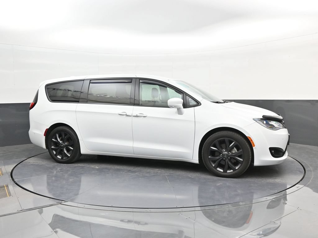 Used 2019 Chrysler Pacifica Touring Plus w/ Advanced Safetytec Group FWD image 9